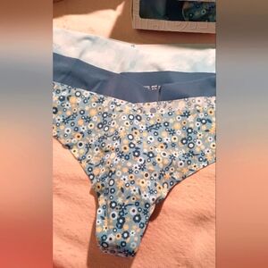 New 3 pk Aerie thongs